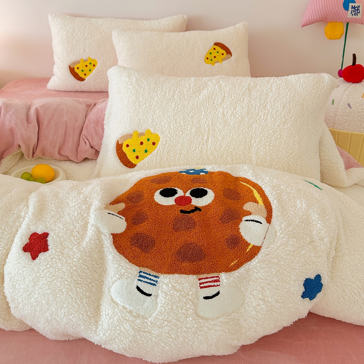 91家纺网 家纺一手货源 找家纺 梓之赫 2025新款小版羊羔绒牛奶绒卡通四件套冬季加厚保暖 曲奇-白粉