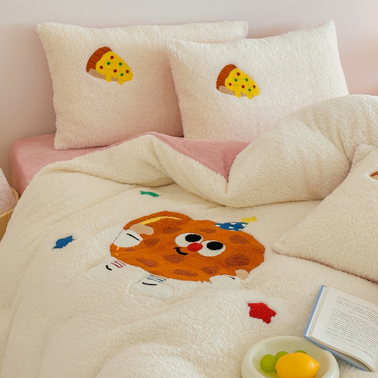 91家纺网 家纺一手货源 找家纺 梓之赫 2025新款小版羊羔绒牛奶绒卡通四件套冬季加厚保暖 曲奇-白粉