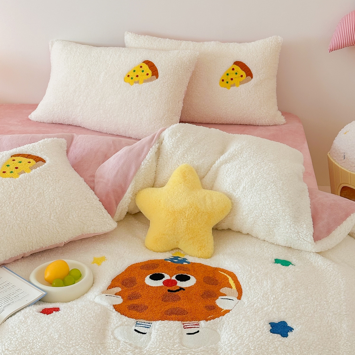 91家纺网 家纺一手货源 找家纺 梓之赫 2025新款小版羊羔绒牛奶绒卡通四件套冬季加厚保暖 曲奇-白粉