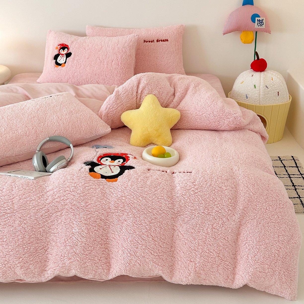 91家纺网 家纺一手货源 找家纺 梓之赫 2025新款小版羊羔绒牛奶绒卡通四件套冬季加厚保暖 企鹅-粉