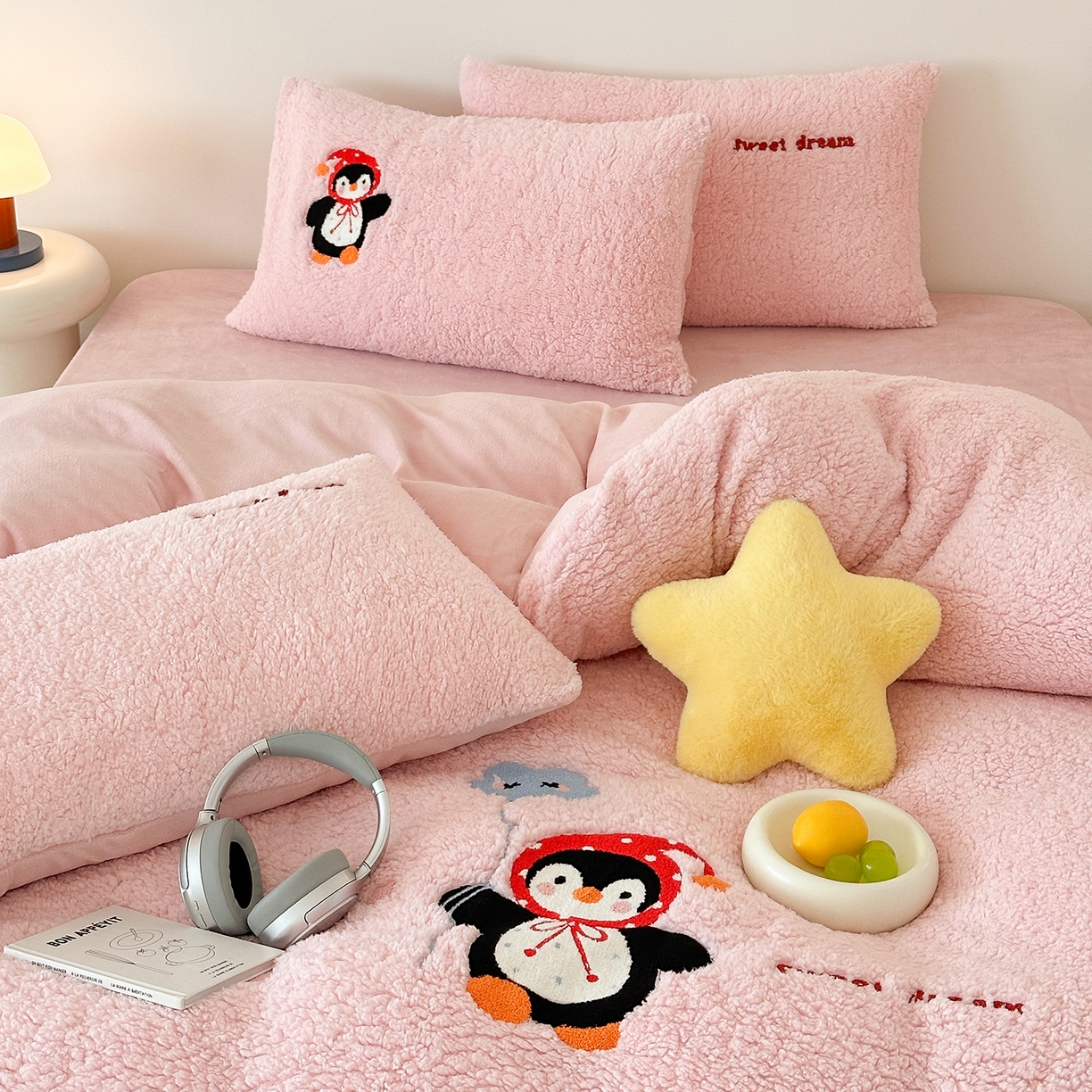 91家纺网 家纺一手货源 找家纺 梓之赫 2025新款小版羊羔绒牛奶绒卡通四件套冬季加厚保暖 企鹅-粉