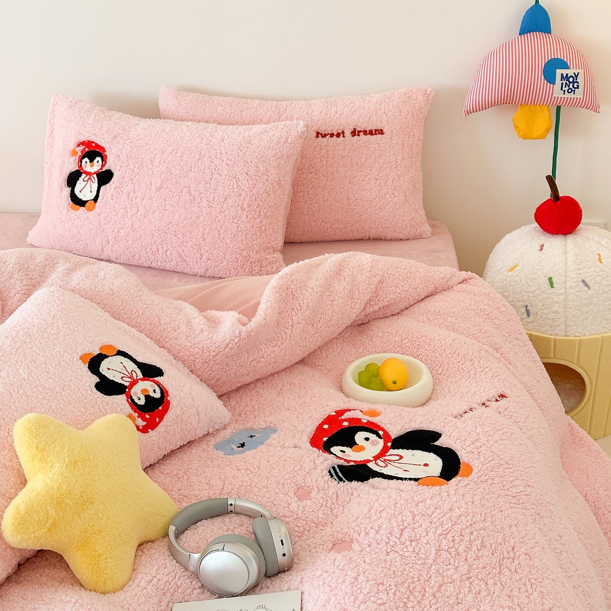 91家纺网 家纺一手货源 找家纺 梓之赫 2025新款小版羊羔绒牛奶绒卡通四件套冬季加厚保暖 企鹅-粉