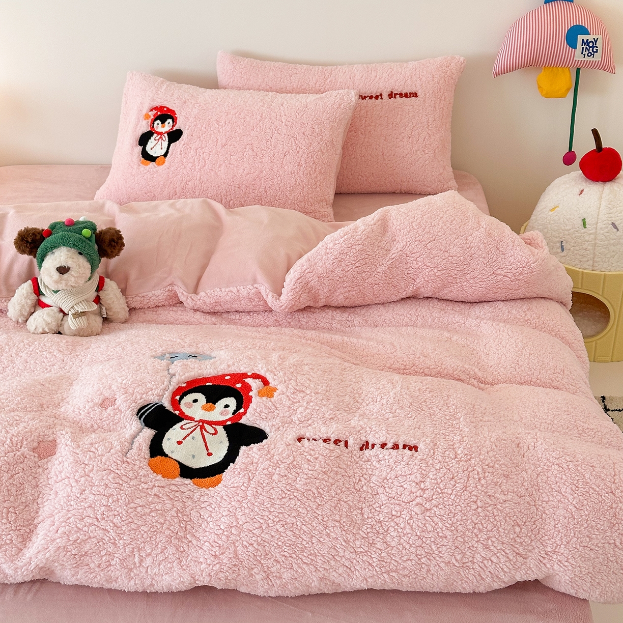 91家纺网 家纺一手货源 找家纺 梓之赫 2025新款小版羊羔绒牛奶绒卡通四件套冬季加厚保暖 企鹅-粉