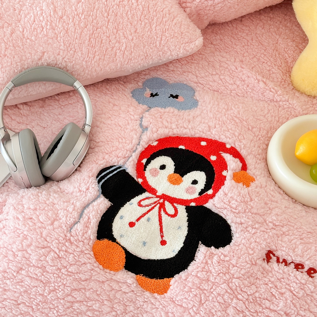 91家纺网 家纺一手货源 找家纺 梓之赫 2025新款小版羊羔绒牛奶绒卡通四件套冬季加厚保暖 企鹅-粉