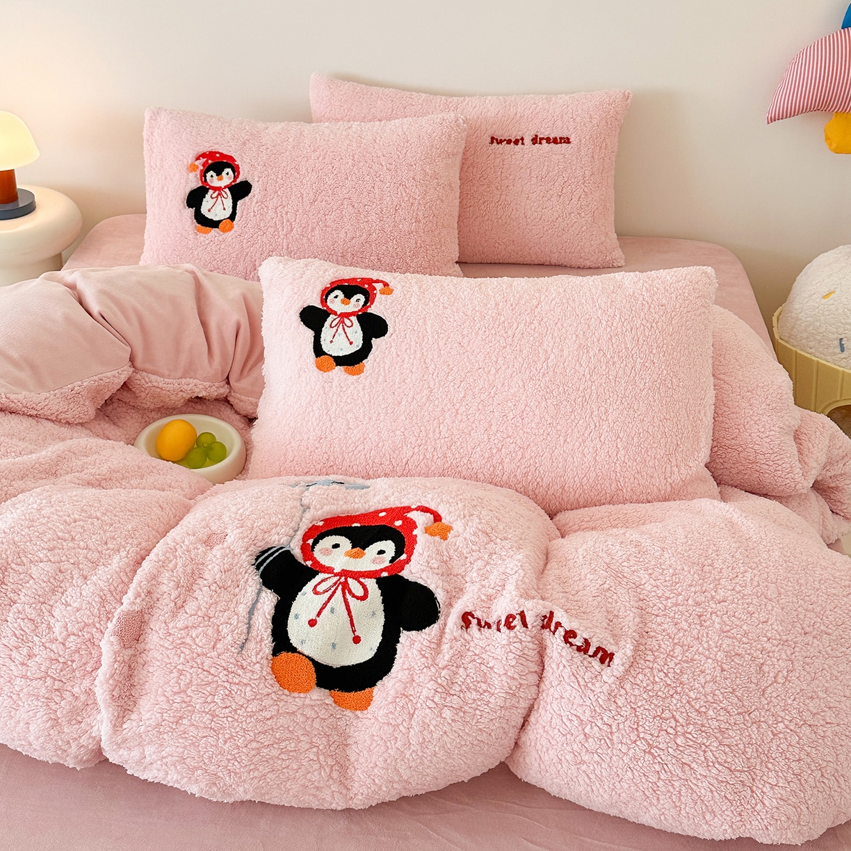 91家纺网 家纺一手货源 找家纺 梓之赫 2025新款小版羊羔绒牛奶绒卡通四件套冬季加厚保暖 企鹅-粉