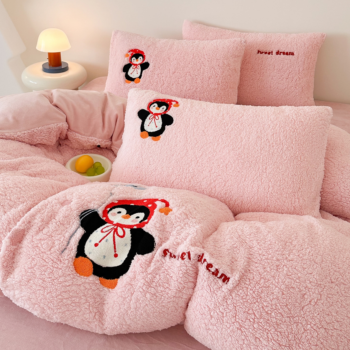 91家纺网 家纺一手货源 找家纺 梓之赫 2025新款小版羊羔绒牛奶绒卡通四件套冬季加厚保暖 企鹅-粉