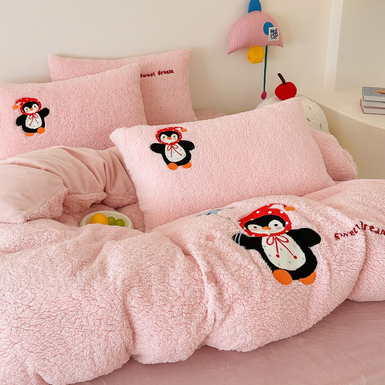 91家纺网 家纺一手货源 找家纺 梓之赫 2025新款小版羊羔绒牛奶绒卡通四件套冬季加厚保暖 企鹅-粉