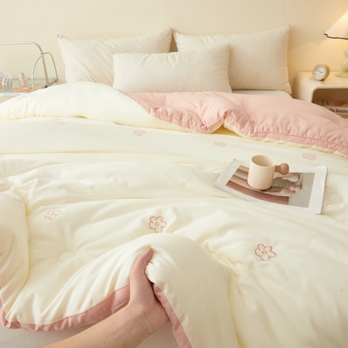 91家纺网 家纺一手货源 找家纺 （总）维洋家纺 2025新款双层纱云感刺绣大豆被被子被芯