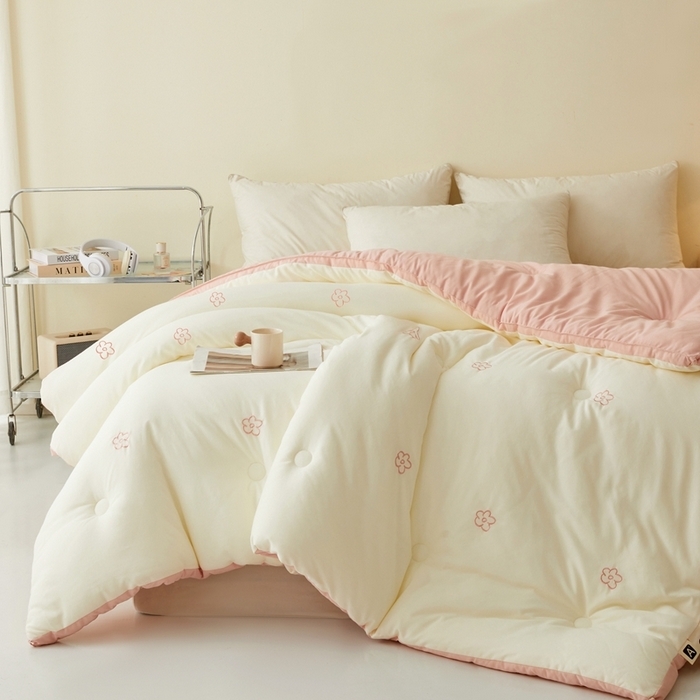 91家纺网 家纺一手货源 找家纺 （总）维洋家纺 2025新款双层纱云感刺绣大豆被被子被芯