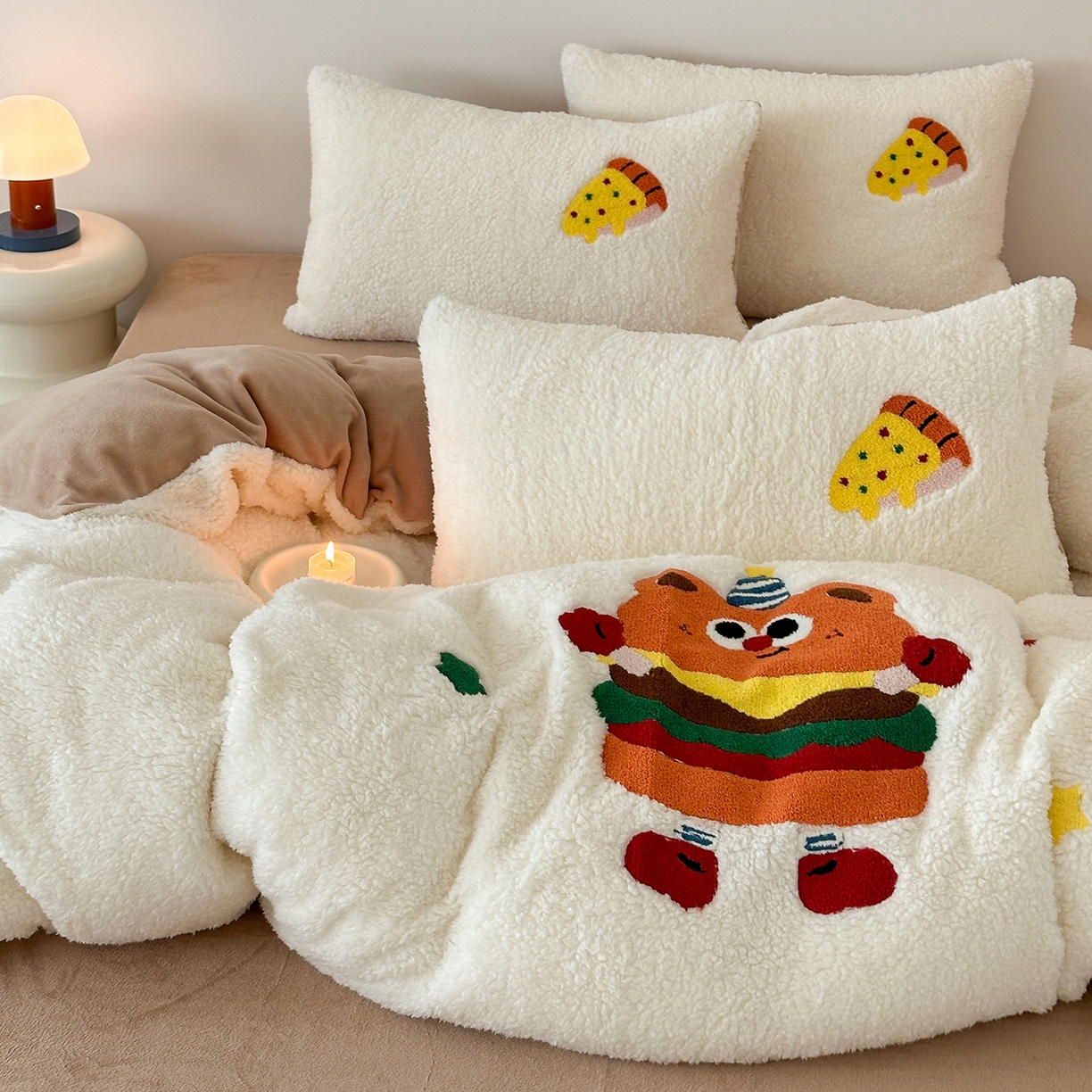 91家纺网 家纺一手货源 找家纺 梓之赫 2025新款小版羊羔绒牛奶绒卡通四件套冬季加厚保暖 汉堡-白卡其