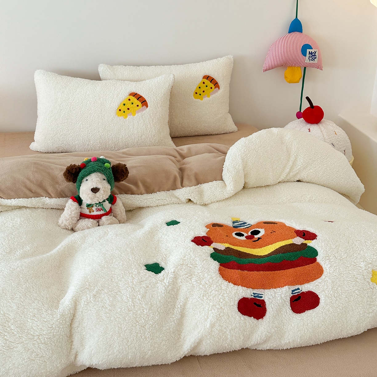 91家纺网 家纺一手货源 找家纺 梓之赫 2025新款小版羊羔绒牛奶绒卡通四件套冬季加厚保暖 汉堡-白卡其