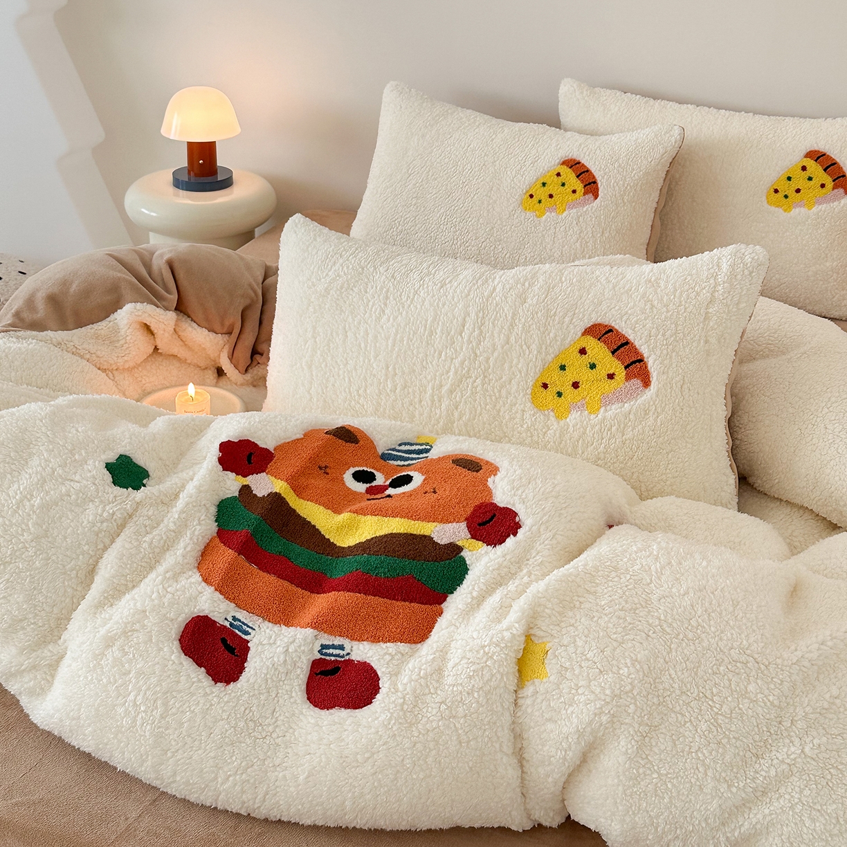 91家纺网 家纺一手货源 找家纺 梓之赫 2025新款小版羊羔绒牛奶绒卡通四件套冬季加厚保暖 汉堡-白卡其