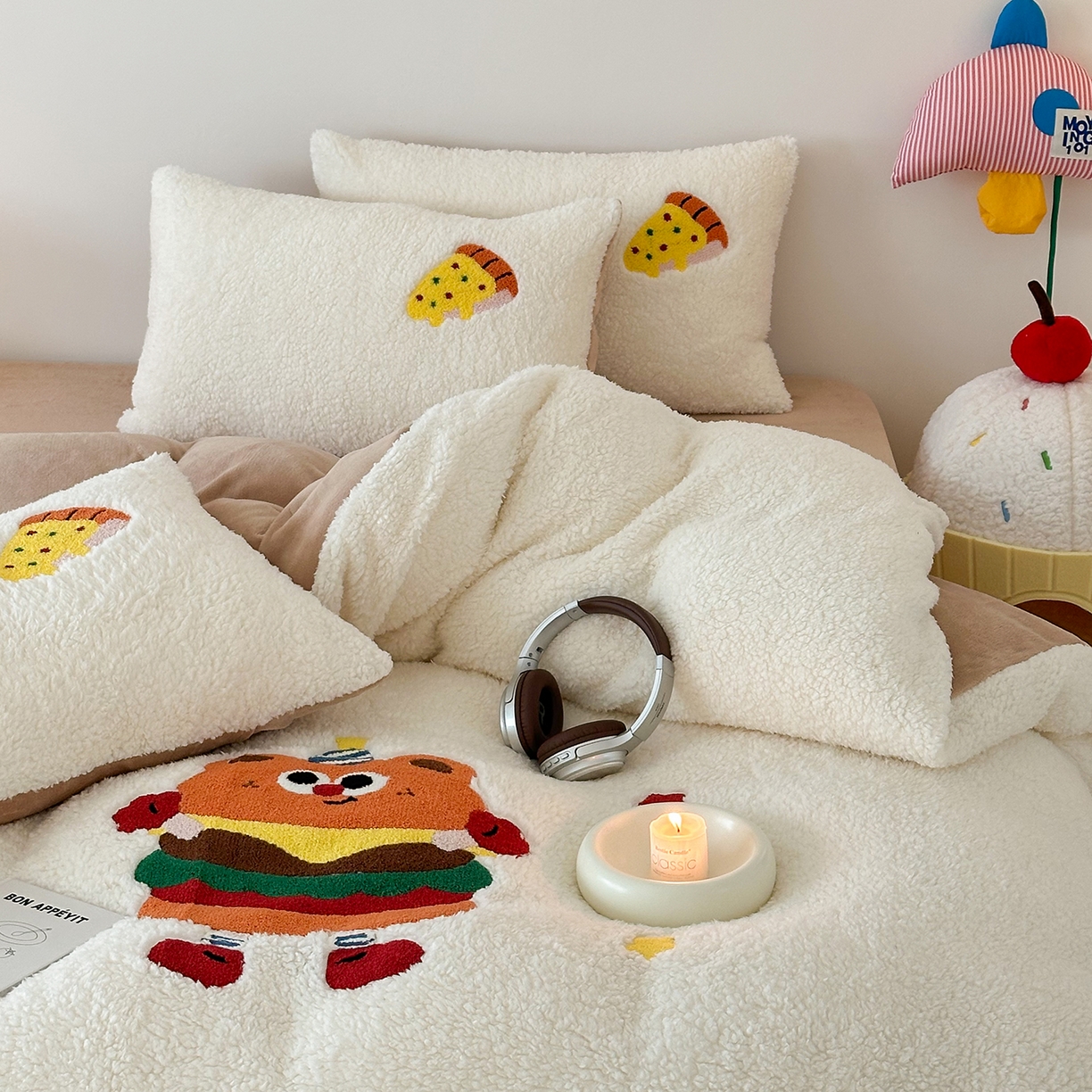 91家纺网 家纺一手货源 找家纺 梓之赫 2025新款小版羊羔绒牛奶绒卡通四件套冬季加厚保暖 汉堡-白卡其