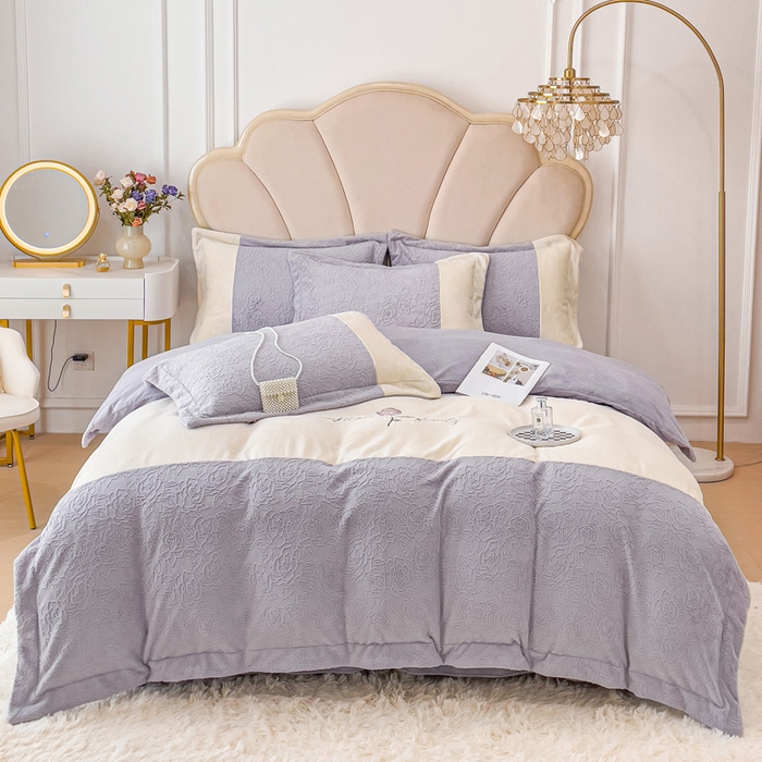 91家纺网 家纺一手货源 找家纺 （总）梵克保罗 2025秋冬新款全消光牛奶绒雕花拼接刺绣款四件套-假日玫瑰（含买家秀）