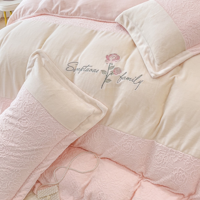 91家纺网 家纺一手货源 找家纺 （总）梵克保罗 2025秋冬新款全消光牛奶绒雕花拼接刺绣款四件套-假日玫瑰（含买家秀）