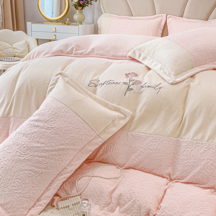 91家纺网 家纺一手货源 找家纺 （总）梵克保罗 2025秋冬新款全消光牛奶绒雕花拼接刺绣款四件套-假日玫瑰（含买家秀）