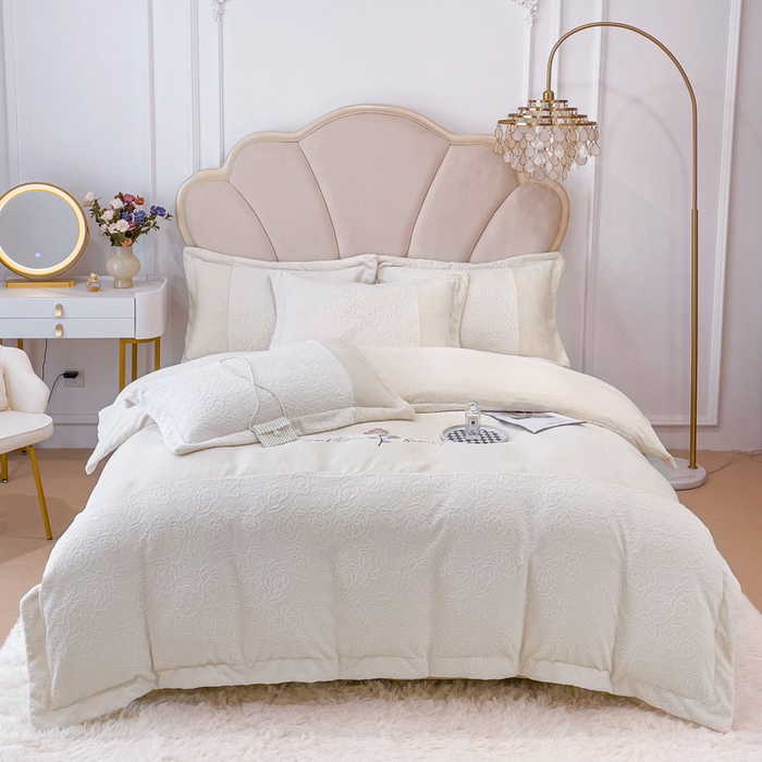 91家纺网 家纺一手货源 找家纺 （总）梵克保罗 2025秋冬新款全消光牛奶绒雕花拼接刺绣款四件套-假日玫瑰（含买家秀）