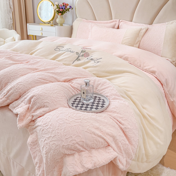 91家纺网 家纺一手货源 找家纺 （总）梵克保罗 2025秋冬新款全消光牛奶绒雕花拼接刺绣款四件套-假日玫瑰（含买家秀）