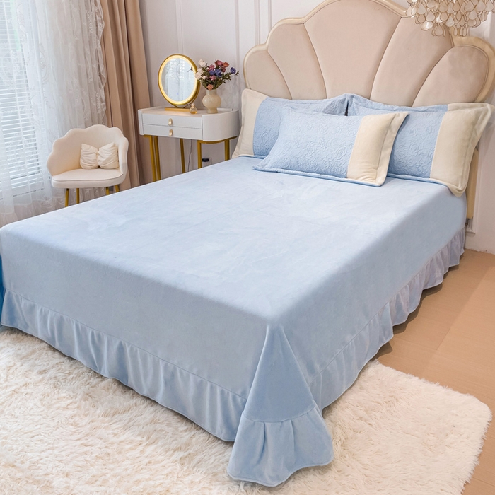 91家纺网 家纺一手货源 找家纺 梵克保罗 2025秋冬新款全消光牛奶绒雕花拼接刺绣款四件套-假日玫瑰（含买家秀） 假日玫瑰-迷雾蓝