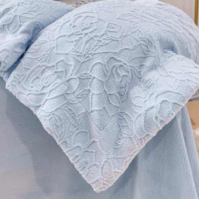 91家纺网 家纺一手货源 找家纺 梵克保罗 2025秋冬新款全消光牛奶绒雕花拼接刺绣款四件套-假日玫瑰（含买家秀） 假日玫瑰-迷雾蓝