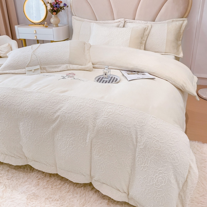 91家纺网 家纺一手货源 找家纺 梵克保罗 2025秋冬新款全消光牛奶绒雕花拼接刺绣款四件套-假日玫瑰（含买家秀） 假日玫瑰-奶芋白