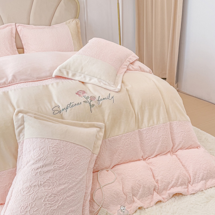 91家纺网 家纺一手货源 找家纺 梵克保罗 2025秋冬新款全消光牛奶绒雕花拼接刺绣款四件套-假日玫瑰（含买家秀） 假日玫瑰-冰桃粉