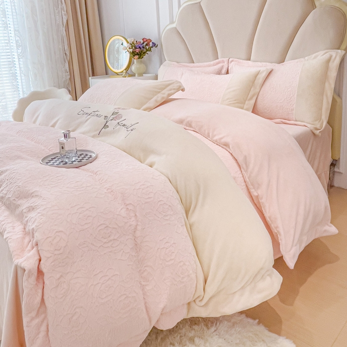 91家纺网 家纺一手货源 找家纺 梵克保罗 2025秋冬新款全消光牛奶绒雕花拼接刺绣款四件套-假日玫瑰（含买家秀） 假日玫瑰-冰桃粉