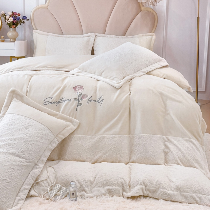 91家纺网 家纺一手货源 找家纺 梵克保罗 2025秋冬新款全消光牛奶绒雕花拼接刺绣款四件套-假日玫瑰（含买家秀） 假日玫瑰-奶芋白