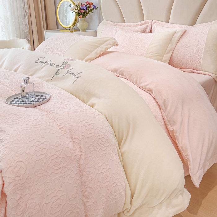 91家纺网 家纺一手货源 找家纺 梵克保罗 2025秋冬新款全消光牛奶绒雕花拼接刺绣款四件套-假日玫瑰（含买家秀） 假日玫瑰-冰桃粉