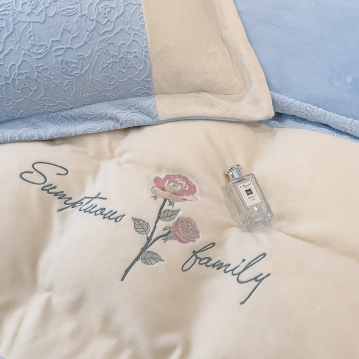 91家纺网 家纺一手货源 找家纺 梵克保罗 2025秋冬新款全消光牛奶绒雕花拼接刺绣款四件套-假日玫瑰（含买家秀） 假日玫瑰-迷雾蓝