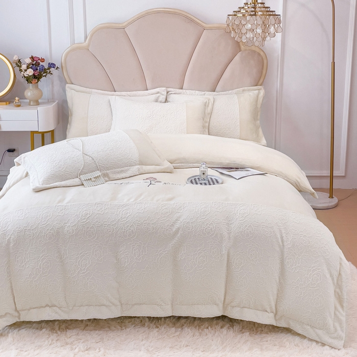 91家纺网 家纺一手货源 找家纺 梵克保罗 2025秋冬新款全消光牛奶绒雕花拼接刺绣款四件套-假日玫瑰（含买家秀） 假日玫瑰-奶芋白