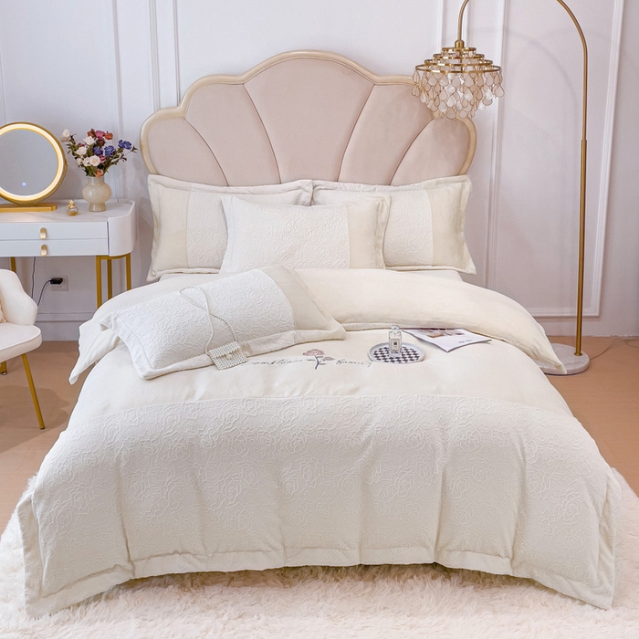 91家纺网 家纺一手货源 找家纺 梵克保罗 2025秋冬新款全消光牛奶绒雕花拼接刺绣款四件套-假日玫瑰（含买家秀） 假日玫瑰-奶芋白