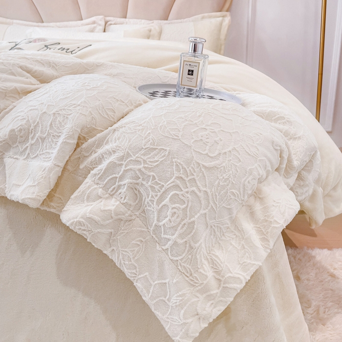 91家纺网 家纺一手货源 找家纺 梵克保罗 2025秋冬新款全消光牛奶绒雕花拼接刺绣款四件套-假日玫瑰（含买家秀） 假日玫瑰-奶芋白