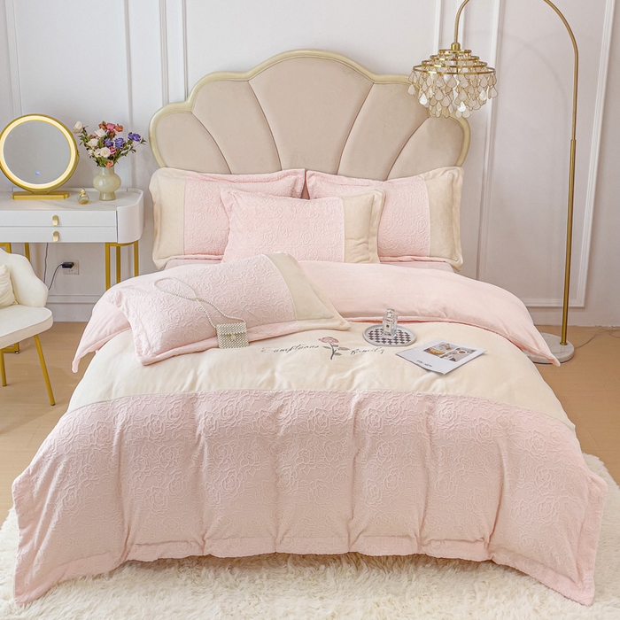 91家纺网 家纺一手货源 找家纺 梵克保罗 2025秋冬新款全消光牛奶绒雕花拼接刺绣款四件套-假日玫瑰（含买家秀） 假日玫瑰-冰桃粉