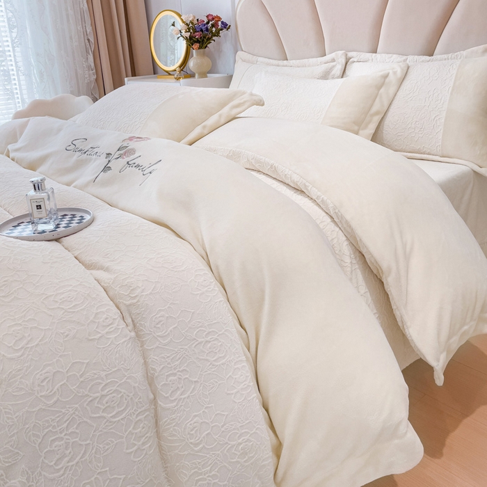 91家纺网 家纺一手货源 找家纺 梵克保罗 2025秋冬新款全消光牛奶绒雕花拼接刺绣款四件套-假日玫瑰（含买家秀） 假日玫瑰-奶芋白