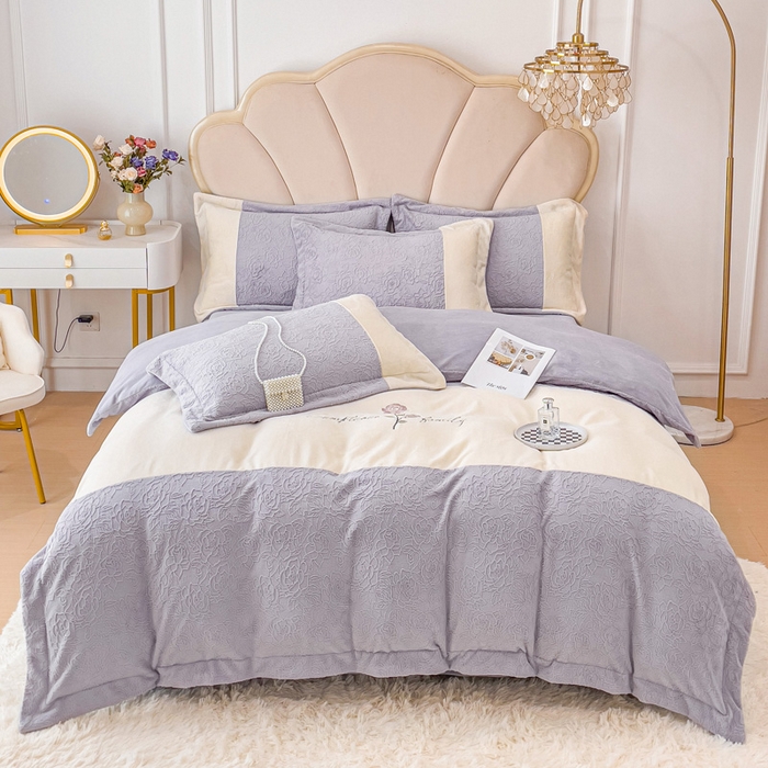 91家纺网 家纺一手货源 找家纺 梵克保罗 2025秋冬新款全消光牛奶绒雕花拼接刺绣款四件套-假日玫瑰（含买家秀） 假日玫瑰-香芋紫