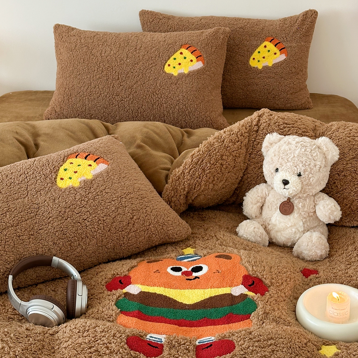 91家纺网 家纺一手货源 找家纺 梓之赫 2025新款小版羊羔绒牛奶绒卡通四件套冬季加厚保暖 汉堡-咖