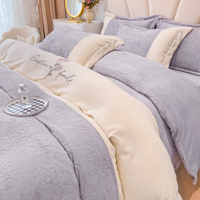 91家纺网 家纺一手货源 找家纺 梵克保罗 2025秋冬新款全消光牛奶绒雕花拼接刺绣款四件套-假日玫瑰（含买家秀） 假日玫瑰-香芋紫