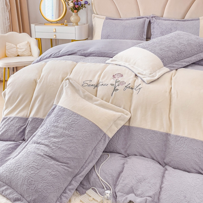 91家纺网 家纺一手货源 找家纺 梵克保罗 2025秋冬新款全消光牛奶绒雕花拼接刺绣款四件套-假日玫瑰（含买家秀） 假日玫瑰-香芋紫