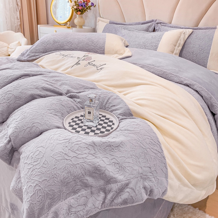 91家纺网 家纺一手货源 找家纺 梵克保罗 2025秋冬新款全消光牛奶绒雕花拼接刺绣款四件套-假日玫瑰（含买家秀） 假日玫瑰-香芋紫