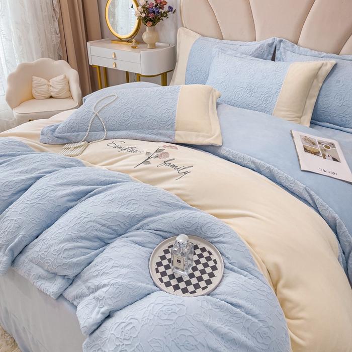 91家纺网 家纺一手货源 找家纺 梵克保罗 2025秋冬新款全消光牛奶绒雕花拼接刺绣款四件套-假日玫瑰（含买家秀） 假日玫瑰-迷雾蓝