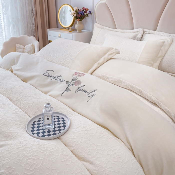 91家纺网 家纺一手货源 找家纺 梵克保罗 2025秋冬新款全消光牛奶绒雕花拼接刺绣款四件套-假日玫瑰（含买家秀） 假日玫瑰-奶芋白