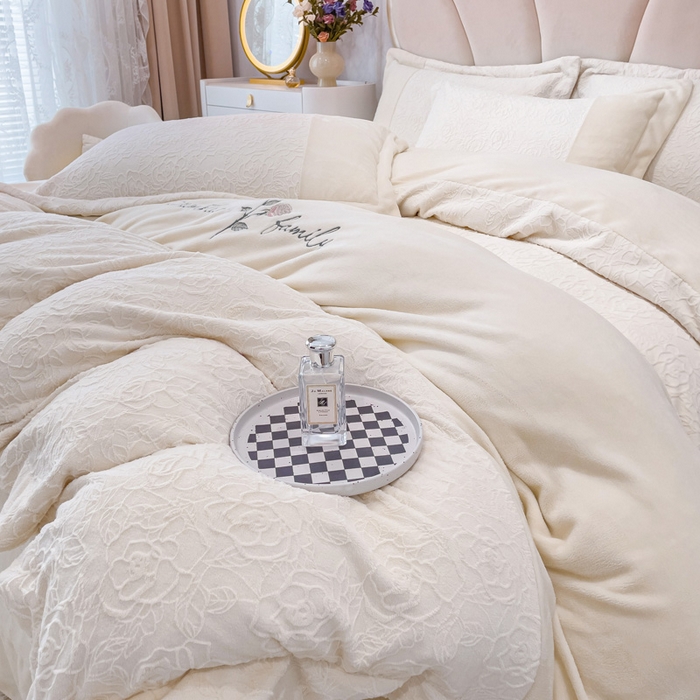 91家纺网 家纺一手货源 找家纺 梵克保罗 2025秋冬新款全消光牛奶绒雕花拼接刺绣款四件套-假日玫瑰（含买家秀） 假日玫瑰-奶芋白