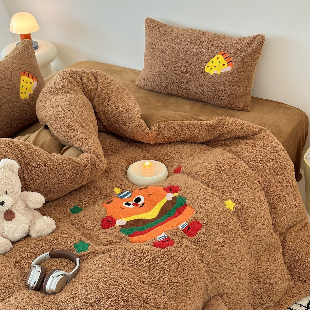 91家纺网 家纺一手货源 找家纺 梓之赫 2025新款小版羊羔绒牛奶绒卡通四件套冬季加厚保暖 汉堡-咖