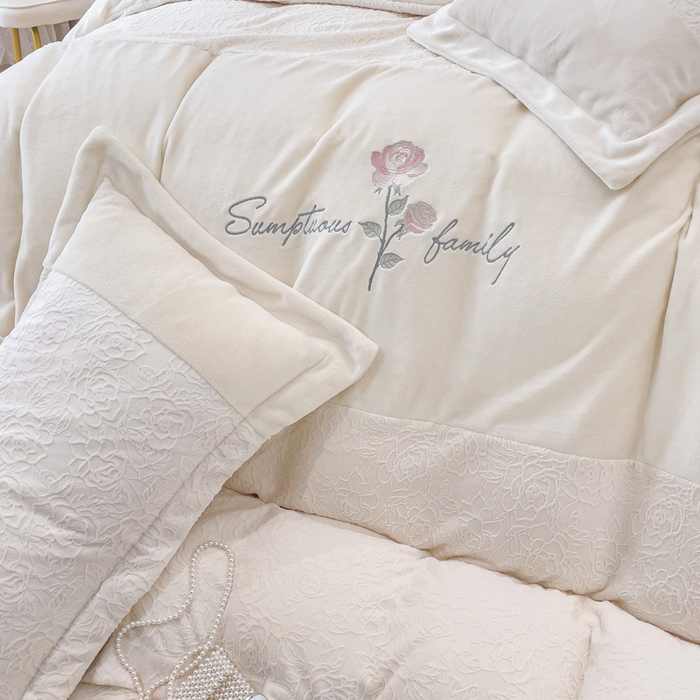 91家纺网 家纺一手货源 找家纺 梵克保罗 2025秋冬新款全消光牛奶绒雕花拼接刺绣款四件套-假日玫瑰（含买家秀） 假日玫瑰-奶芋白