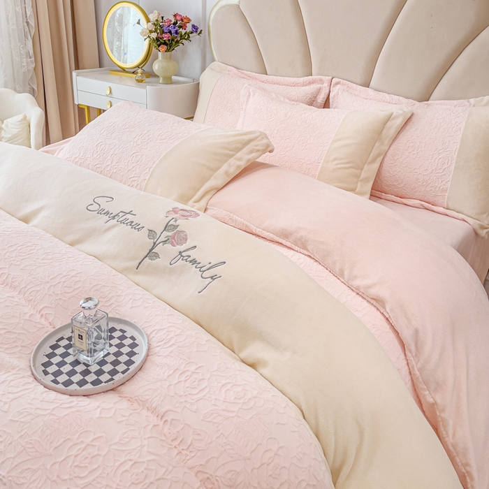 91家纺网 家纺一手货源 找家纺 （总）梵克保罗 2025秋冬新款全消光牛奶绒雕花拼接刺绣款四件套-假日玫瑰（含买家秀）