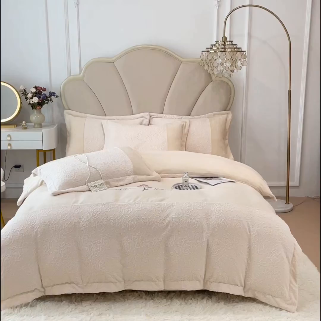 91家纺网 家纺一手货源 找家纺 梵克保罗 2025秋冬新款全消光牛奶绒雕花拼接刺绣款四件套-假日玫瑰（含买家秀） 假日玫瑰-奶芋白