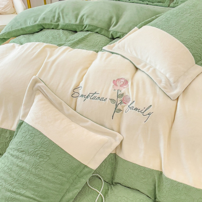 91家纺网 家纺一手货源 找家纺 梵克保罗 2025秋冬新款全消光牛奶绒雕花拼接刺绣款四件套-假日玫瑰（含买家秀） 假日玫瑰-山茶绿