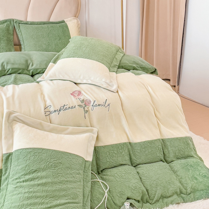 91家纺网 家纺一手货源 找家纺 梵克保罗 2025秋冬新款全消光牛奶绒雕花拼接刺绣款四件套-假日玫瑰（含买家秀） 假日玫瑰-山茶绿