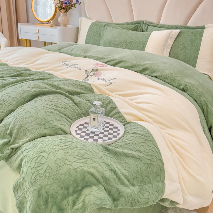 91家纺网 家纺一手货源 找家纺 梵克保罗 2025秋冬新款全消光牛奶绒雕花拼接刺绣款四件套-假日玫瑰（含买家秀） 假日玫瑰-山茶绿